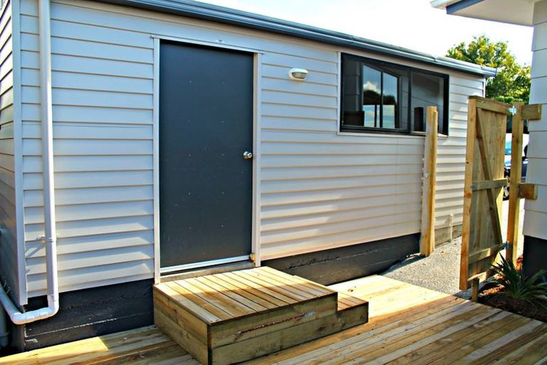 Photo of property in 1/8 Benchmark Drive, Massey, Auckland, 0614