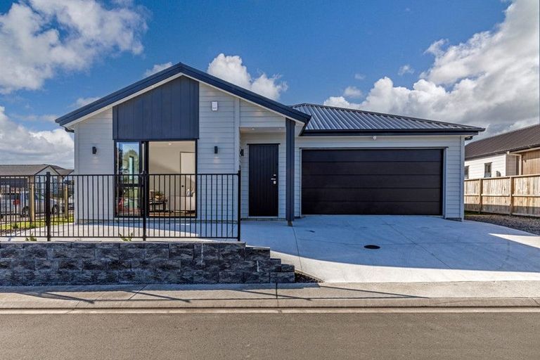 Photo of property in 11 Lewis Younie Road, Kumeu, 0810