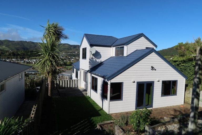 Photo of property in 62a Saint Johns Terrace, Tawa, Wellington, 5028