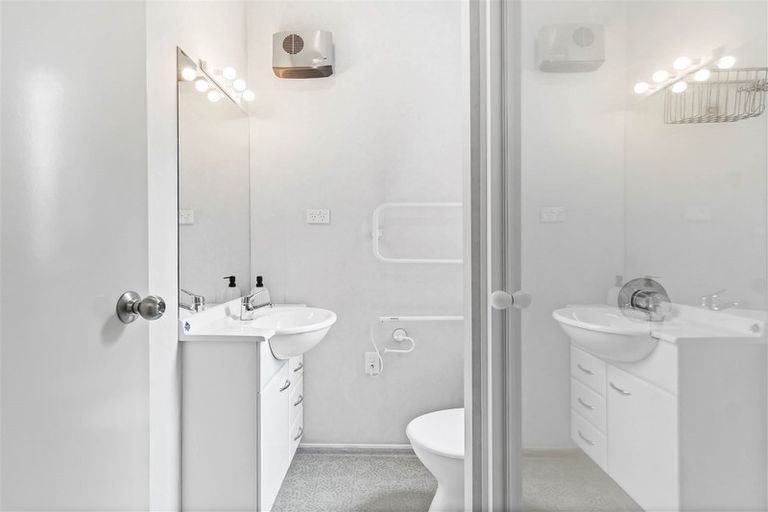 Photo of property in 33 Acorn Close, Waltham, Christchurch, 8023