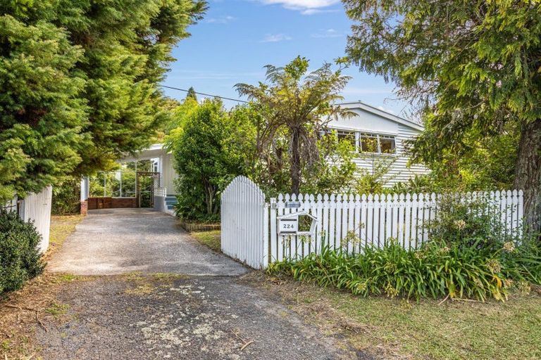 Photo of property in 224 Glengarry Road, Glen Eden, Auckland, 0602