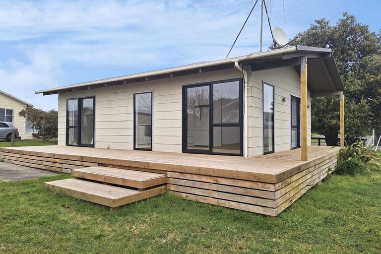 Photo of property in 42 Norfolk Crescent, Otaki Beach, Otaki, 5512