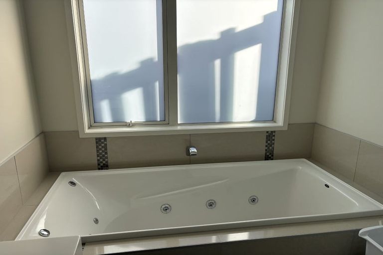 Photo of property in 7 Dorchester Place, Orewa, 0931