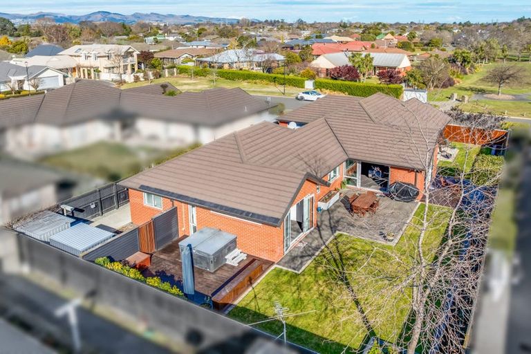 Photo of property in 18 Westpark Drive, Burnside, Christchurch, 8053