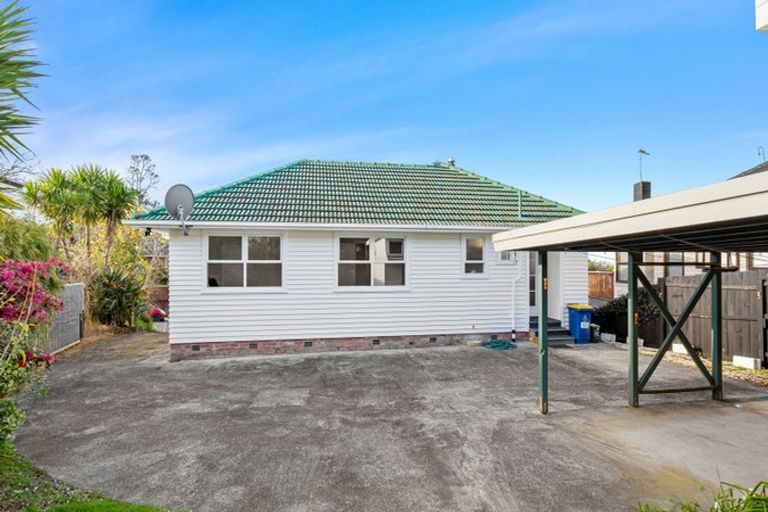 Photo of property in 63 Divich Avenue, Te Atatu South, Auckland, 0610
