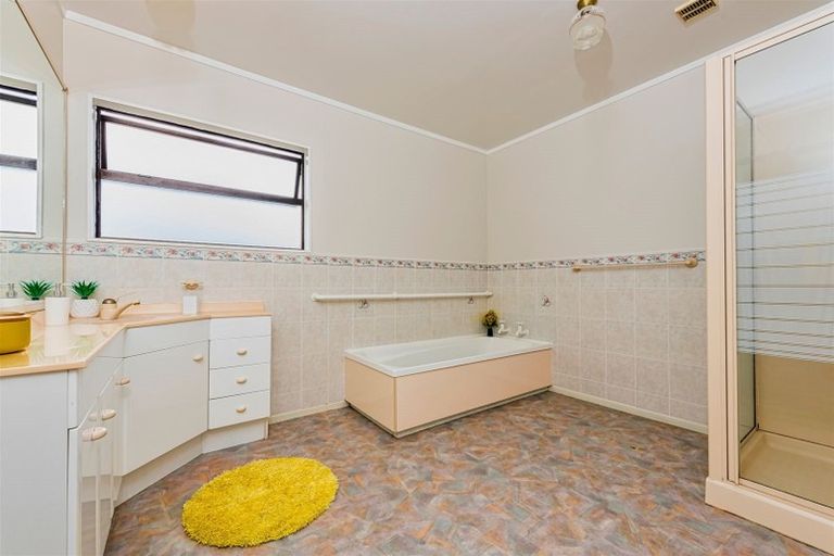 Photo of property in 15 Clearview Heights, Ranui, Auckland, 0612