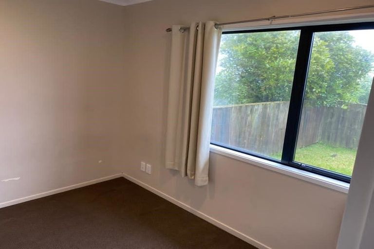 Photo of property in 8a Chetwode Grove, Newlands, Wellington, 6037