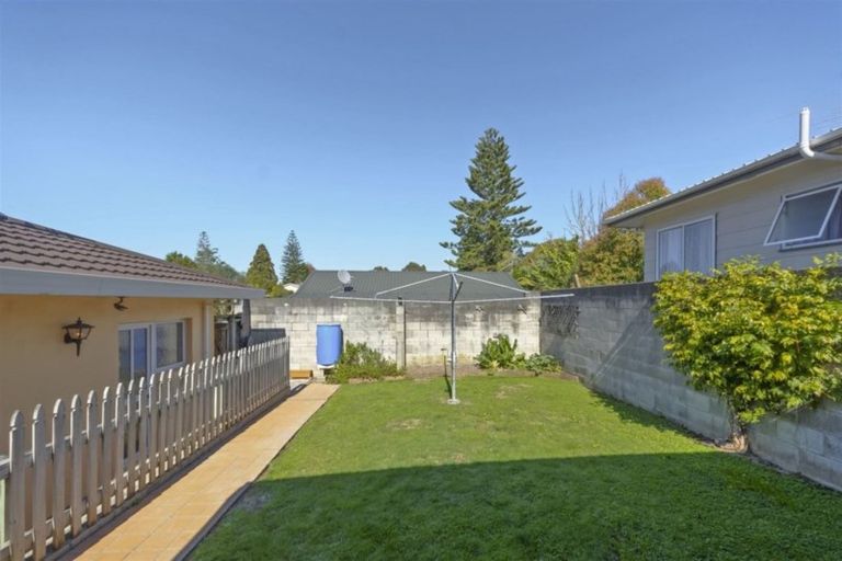 Photo of property in 1/28 Nikau Street, New Lynn, Auckland, 0600