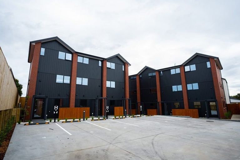 Photo of property in 4/10 Wilsher Crescent, Henderson, Auckland, 0612