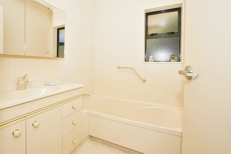 Photo of property in 69 Grosvenor Gardens, Flagstaff, Hamilton, 3210