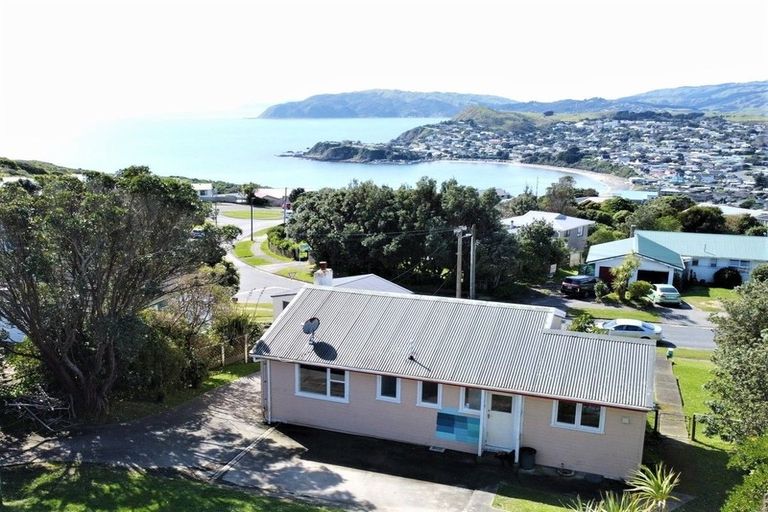 Photo of property in 43 Hiwi Crescent, Titahi Bay, Porirua, 5022