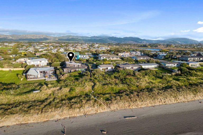 Photo of property in 17 Oratia Street, Waikanae Beach, Waikanae, 5036