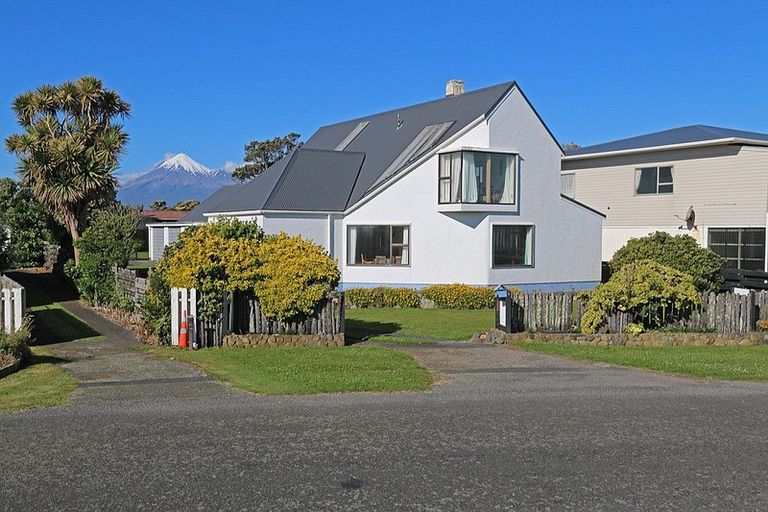 Photo of property in 6 Halse Place, Opunake, 4616