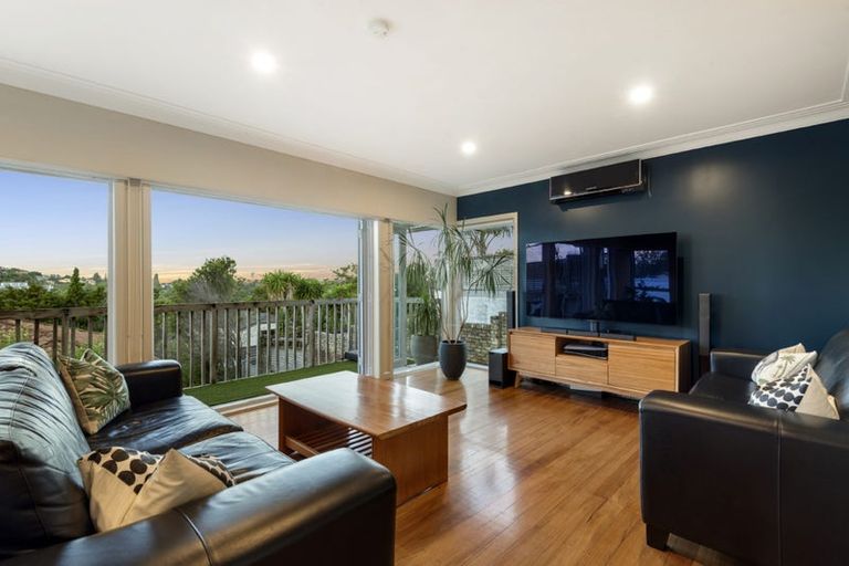 Photo of property in 35 Onewa Road, Northcote, Auckland, 0627