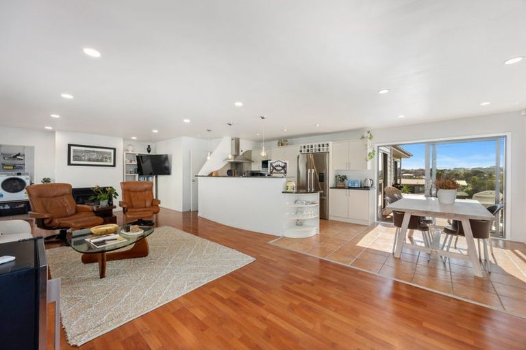 Photo of property in 1/66 Browns Bay Road, Rothesay Bay, Auckland, 0630