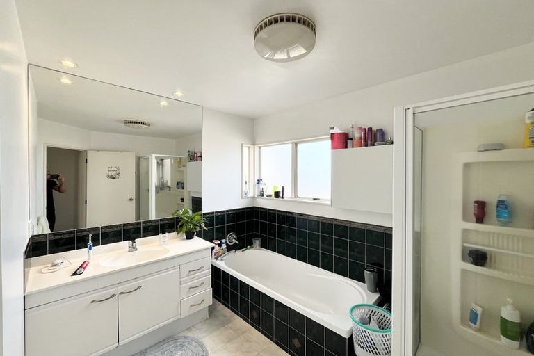 Photo of property in 36 Mandeville Place, Unsworth Heights, Auckland, 0632