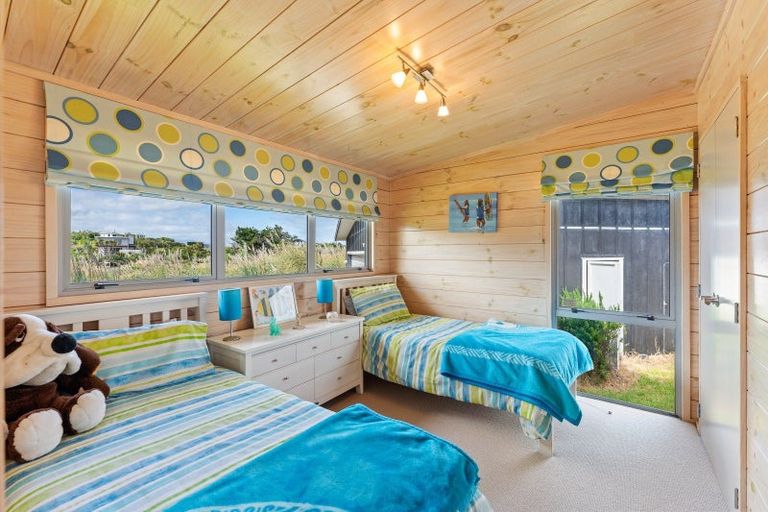 Photo of property in 32 Reay Mackay Grove, Waikawa Beach, Manakau, 5573