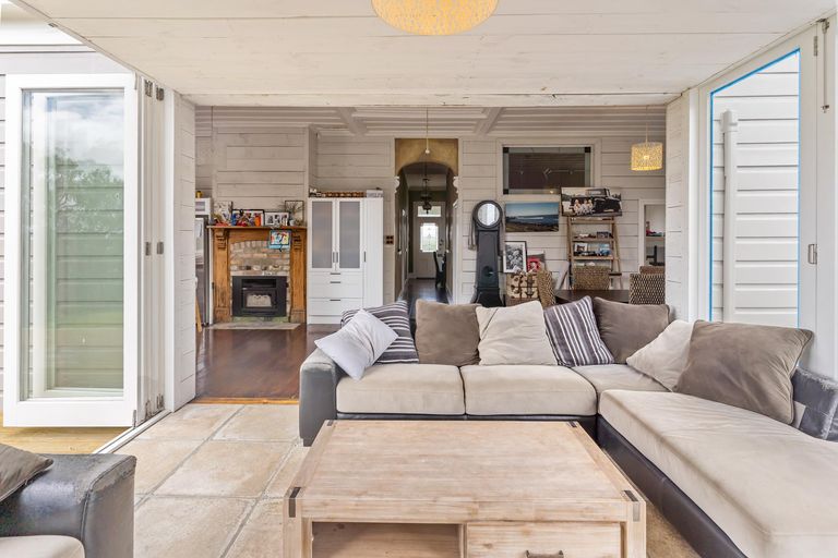 Photo of property in 2 Collingwood Road, Waiuku, 2123