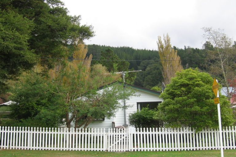 Photo of property in 2/70 Pinehaven Road, Pinehaven, Upper Hutt, 5019