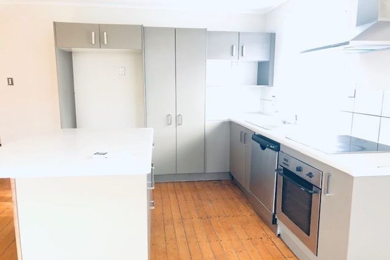 Photo of property in 21 Chilcott Road, Henderson, Auckland, 0612