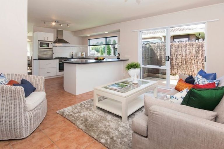 Photo of property in 10 West Fairway, Golflands, Auckland, 2013