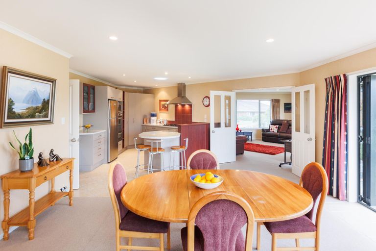 Photo of property in 24 Johnstone Drive, Fitzherbert, Palmerston North, 4410