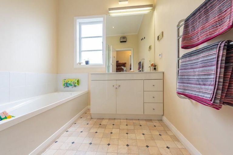 Photo of property in 17 Izard Road, Khandallah, Wellington, 6035