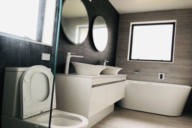 Photo of property in 33a Roberts Avenue, Bayswater, Auckland, 0622