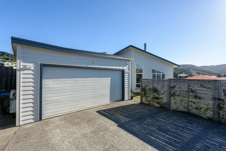 Photo of property in 16 James Nairn Grove, Riverstone Terraces, Upper Hutt, 5018