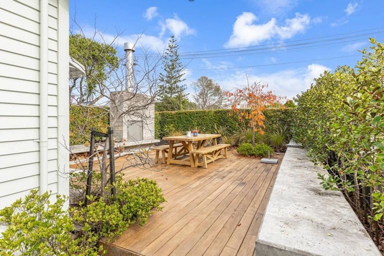 Photo of property in 41 Hanlon Crescent, Narrow Neck, Auckland, 0624