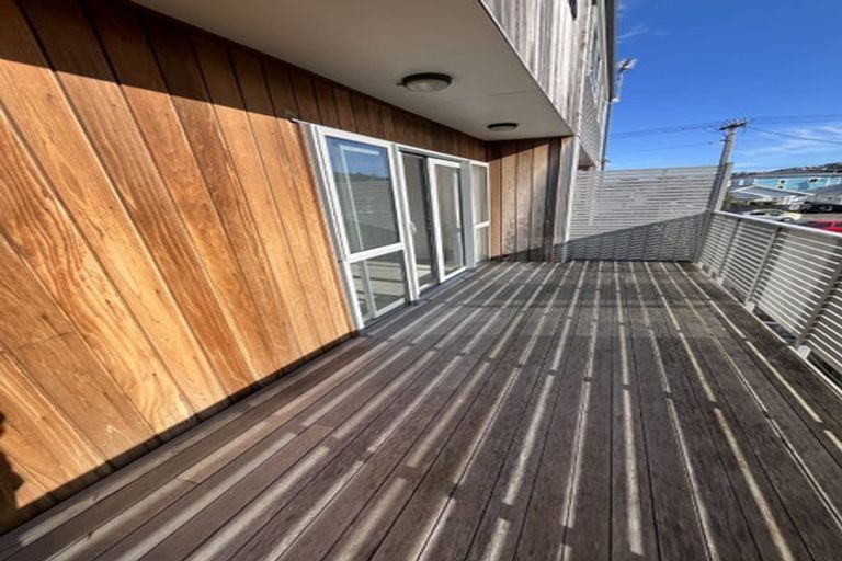 Photo of property in 2/121 Rongotai Road, Kilbirnie, Wellington, 6022