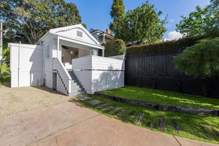Photo of property in 8 Beach Road, Northcote Point, Auckland, 0627