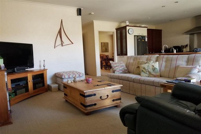 Photo of property in 14 Craigavon Drive, East Tamaki, Auckland, 2013