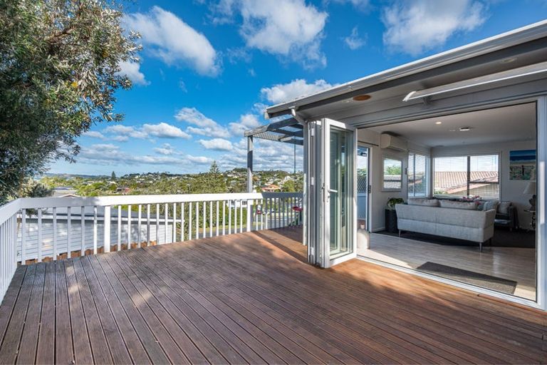 Photo of property in 15 Rosario Crescent, Red Beach, 0932