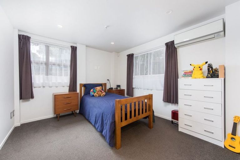 Photo of property in 14 Woodhouse Place, West Harbour, Auckland, 0618