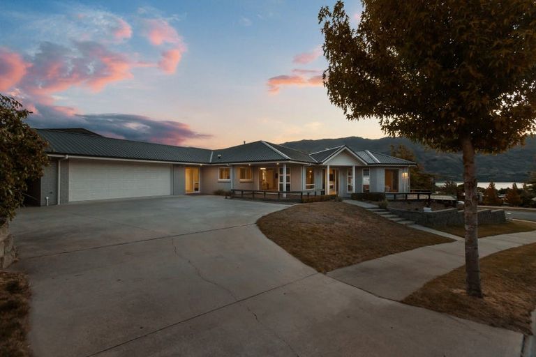 Photo of property in 2 Island View Place, Wanaka, 9305
