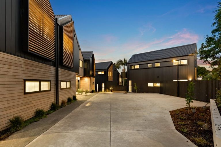 Photo of property in 28 Dawnhaven Drive, Te Atatu Peninsula, Auckland, 0610