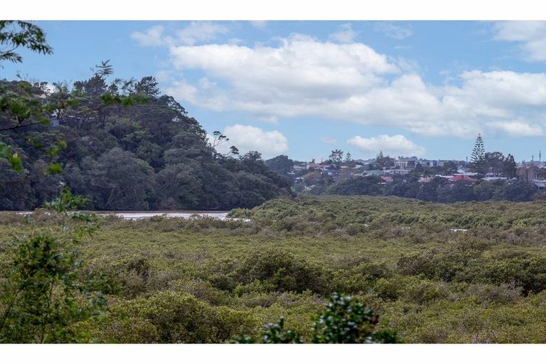 Photo of property in 42 Lowtherhurst Road, Massey, Auckland, 0614