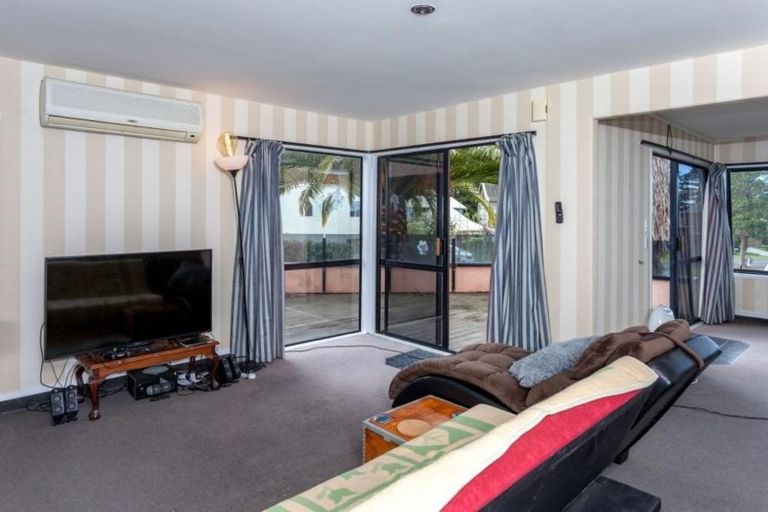 Photo of property in 114 Chevron Crescent, Whangamata, 3620