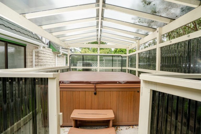 Photo of property in 2 Lavinia Grove, Waikanae Beach, Waikanae, 5036