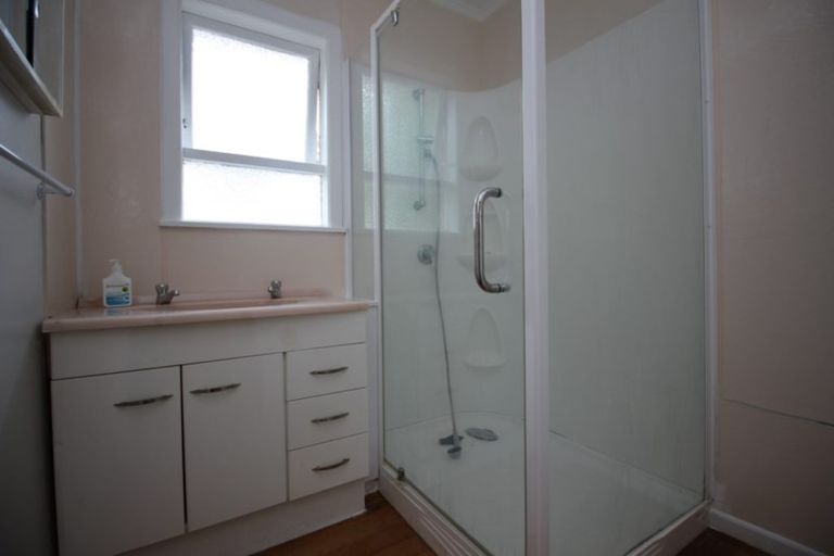 Photo of property in 122 Flanshaw Road, Te Atatu South, Auckland, 0610