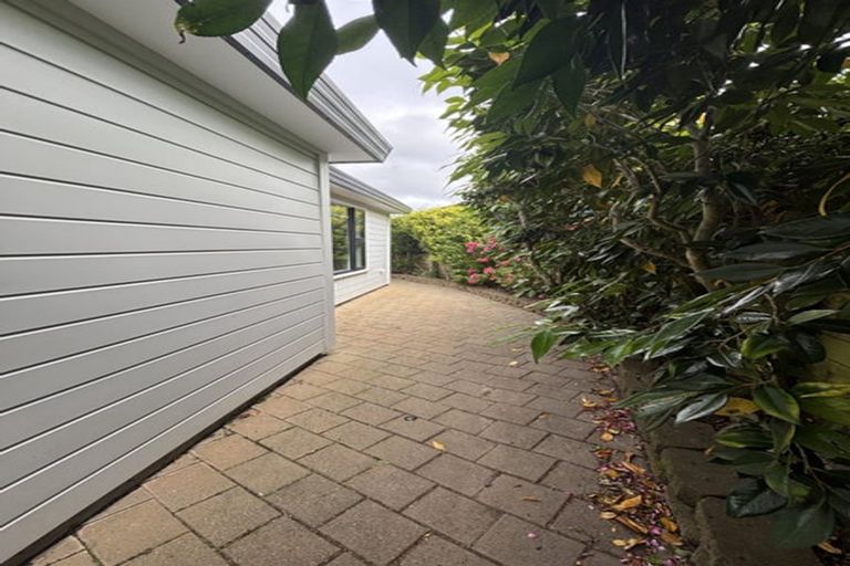 Photo of property in 18 Derry Hill, Churton Park, Wellington, 6037