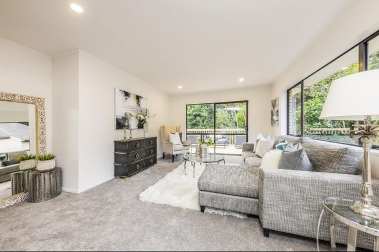 Photo of property in 43 Ewhurst Place, Goodwood Heights, Auckland, 2105