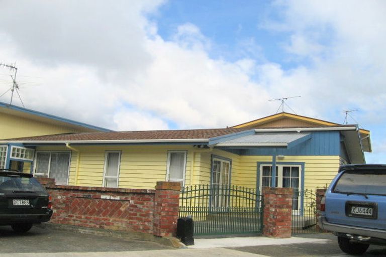 Photo of property in 82 Akaroa Drive, Maupuia, Wellington, 6022