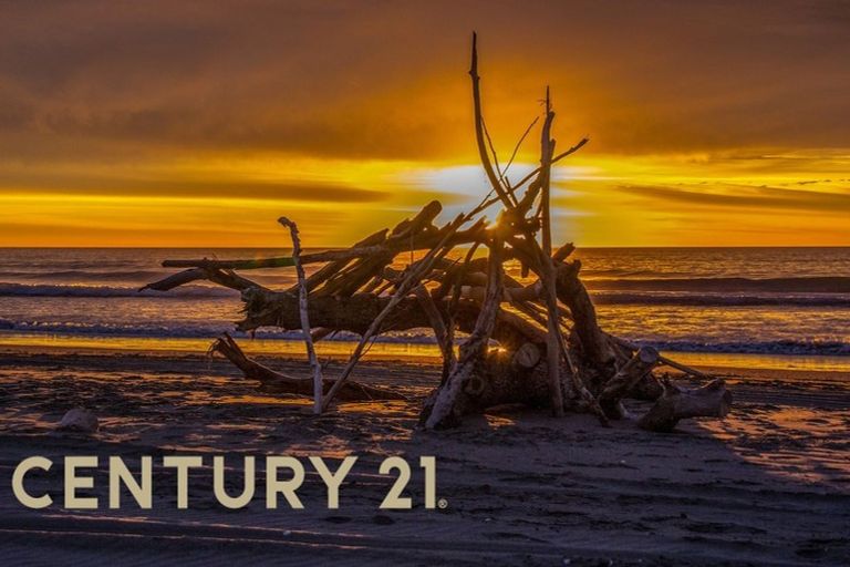 Photo of property in 70 Koputara Road, Himatangi Beach, Foxton, 4891