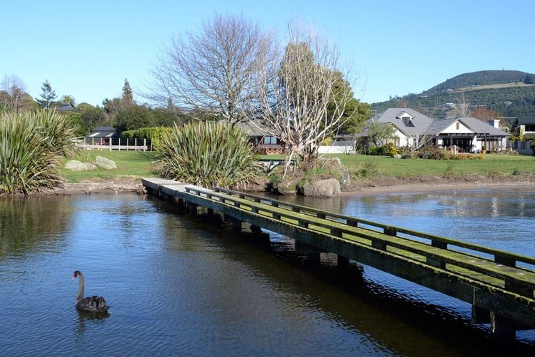 Photo of property in 18 Gemini Place, Kawaha Point, Rotorua, 3010