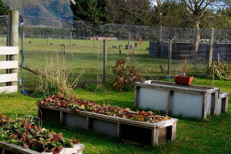 Photo of property in 64 Waihao Back Road, Waimate, 7979