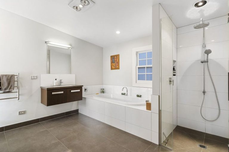 Photo of property in 8 Wallace Road, Mangere Bridge, Auckland, 2022