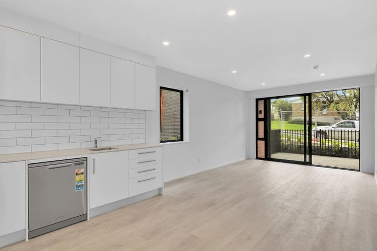 Photo of property in 1/25g Potter Avenue, Northcote, Auckland, 0627