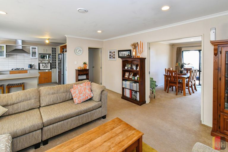 Photo of property in 204 Wattle Farm Road, Wattle Downs, Auckland, 2103